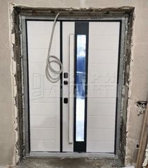 современная полуторная входная дверь со стеклом - фото внутри.jpg