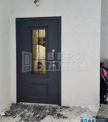 входная дверь со стеклом с шпросами в частный дом.jpg